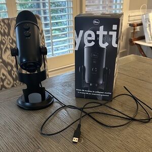 NWB Blue Yeti Ultimate USB blackout microphone for professional recording